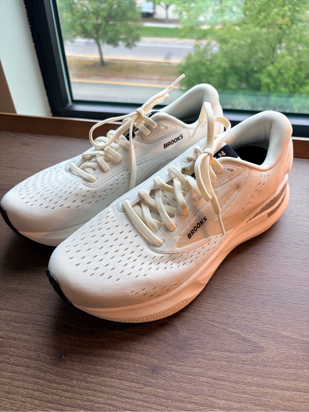Brooks Women’s Adrenaline gts 24 Athletic running Shoes - Cream/White Sz 9
